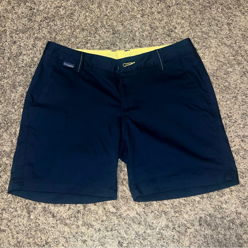 Like new! Womens Columbia Sportswear PFG Shorts. Size 6.
